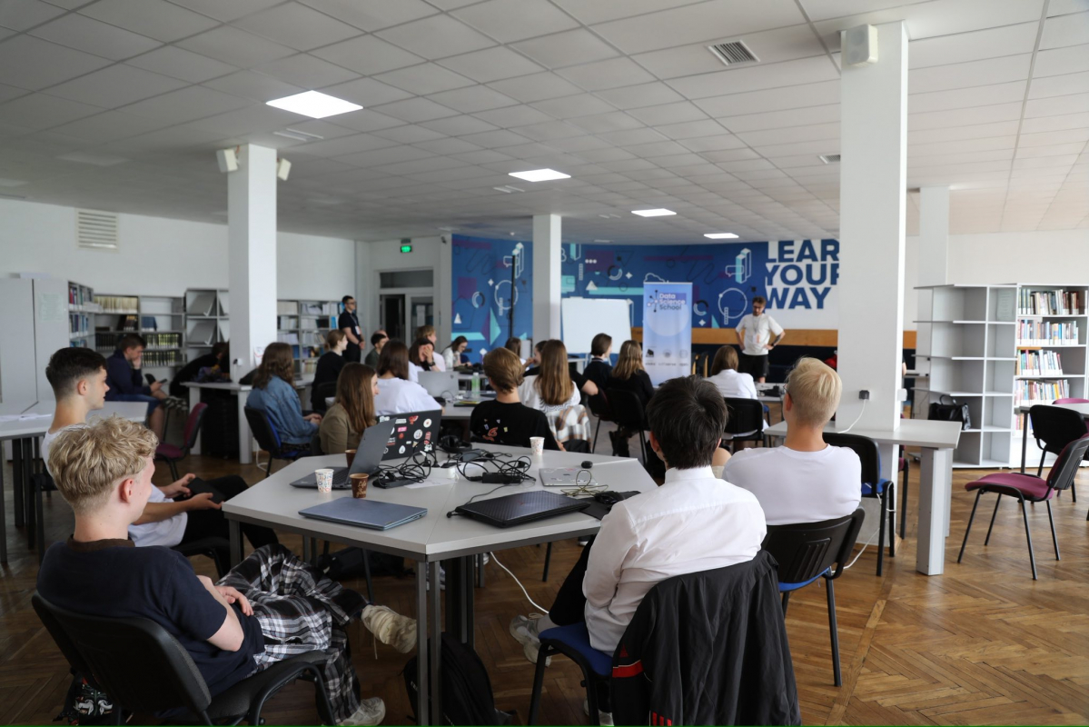 Фото із заходу