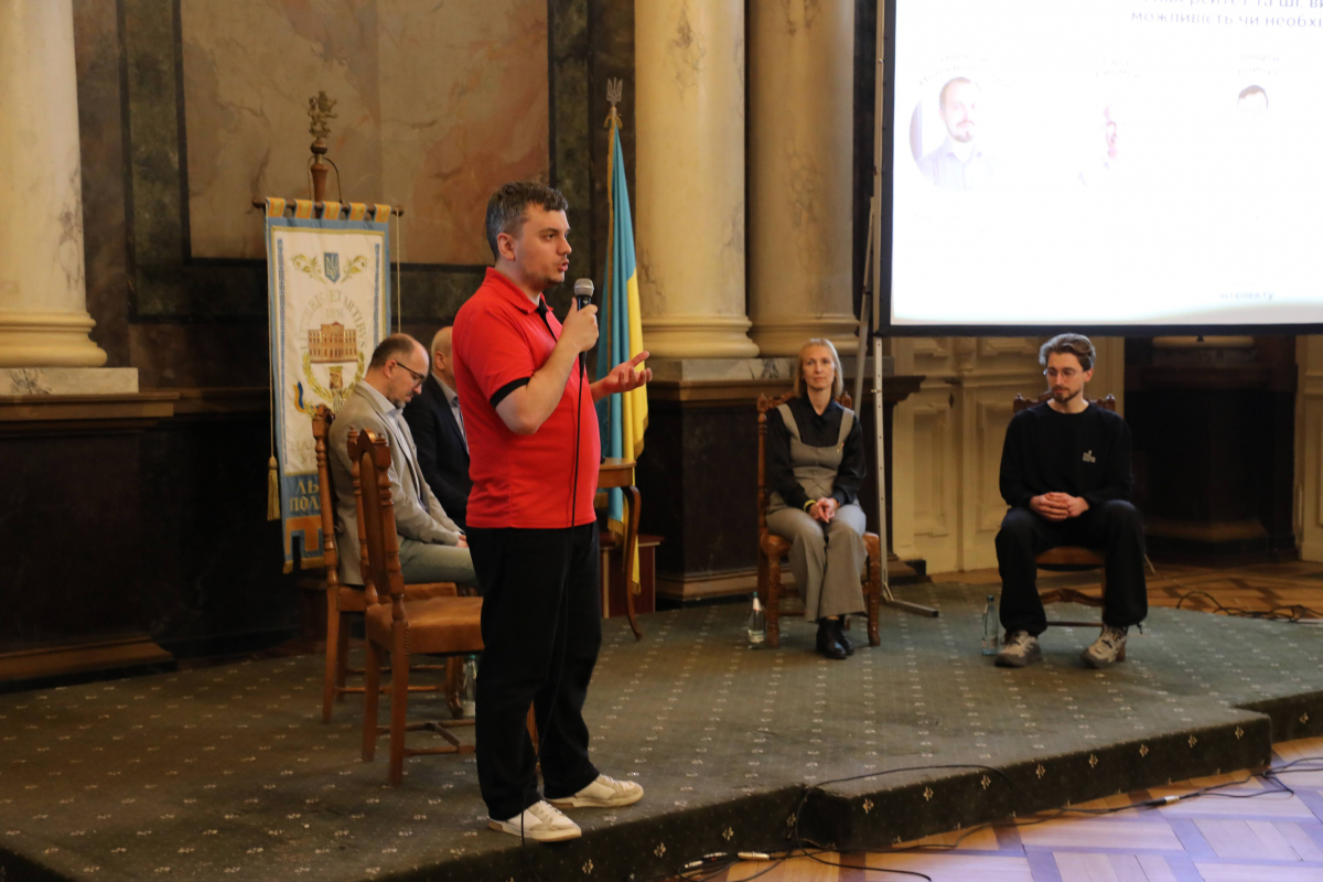 Фото із заходу