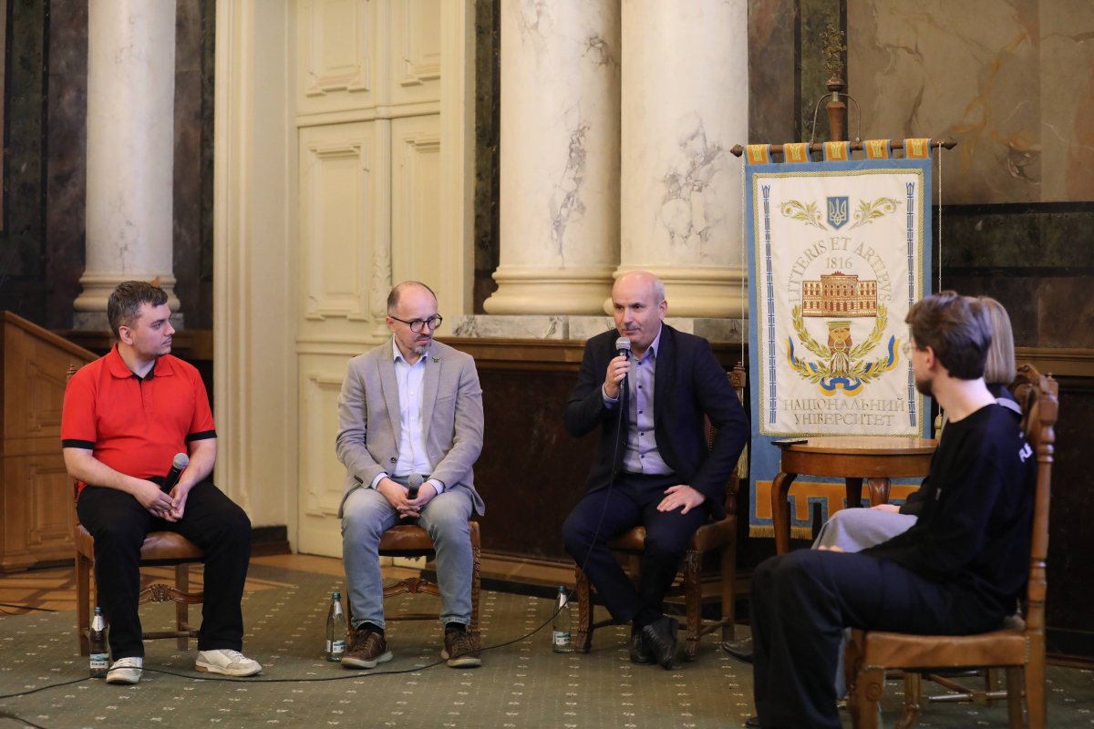 Фото із заходу