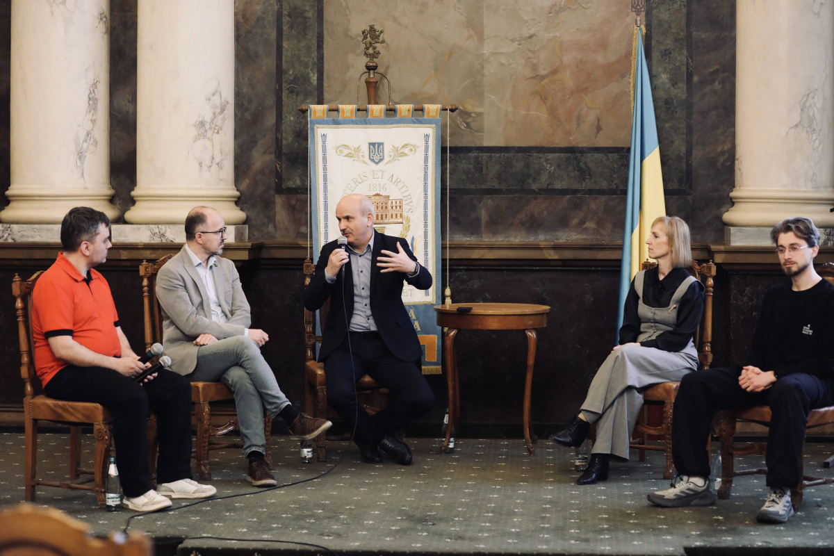 Фото із заходу