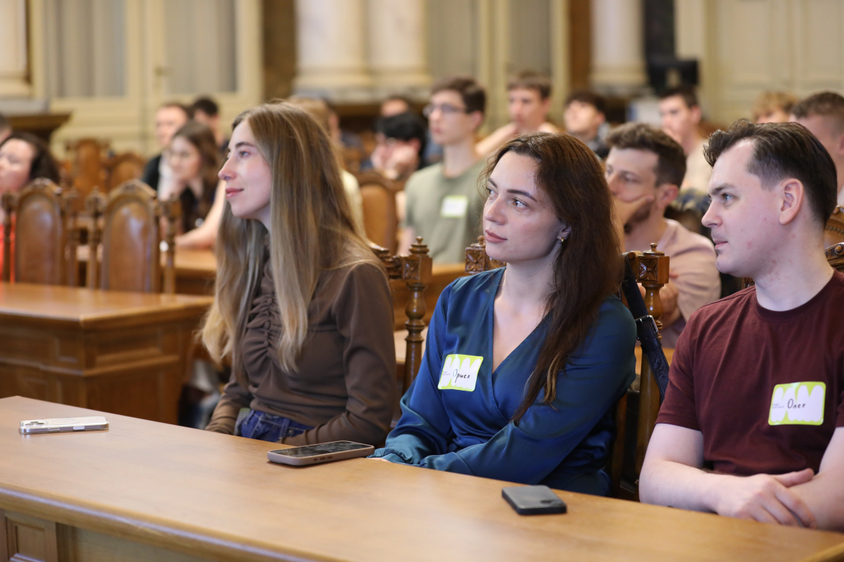 Фото із заходу