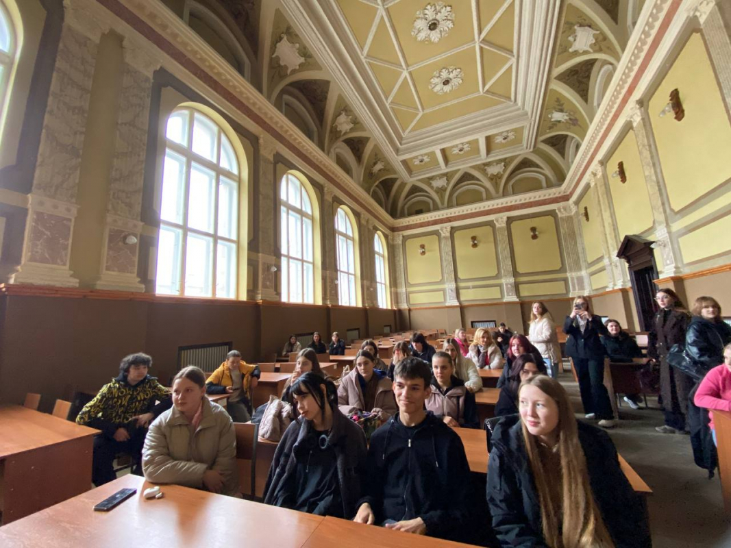 Фото із заходу