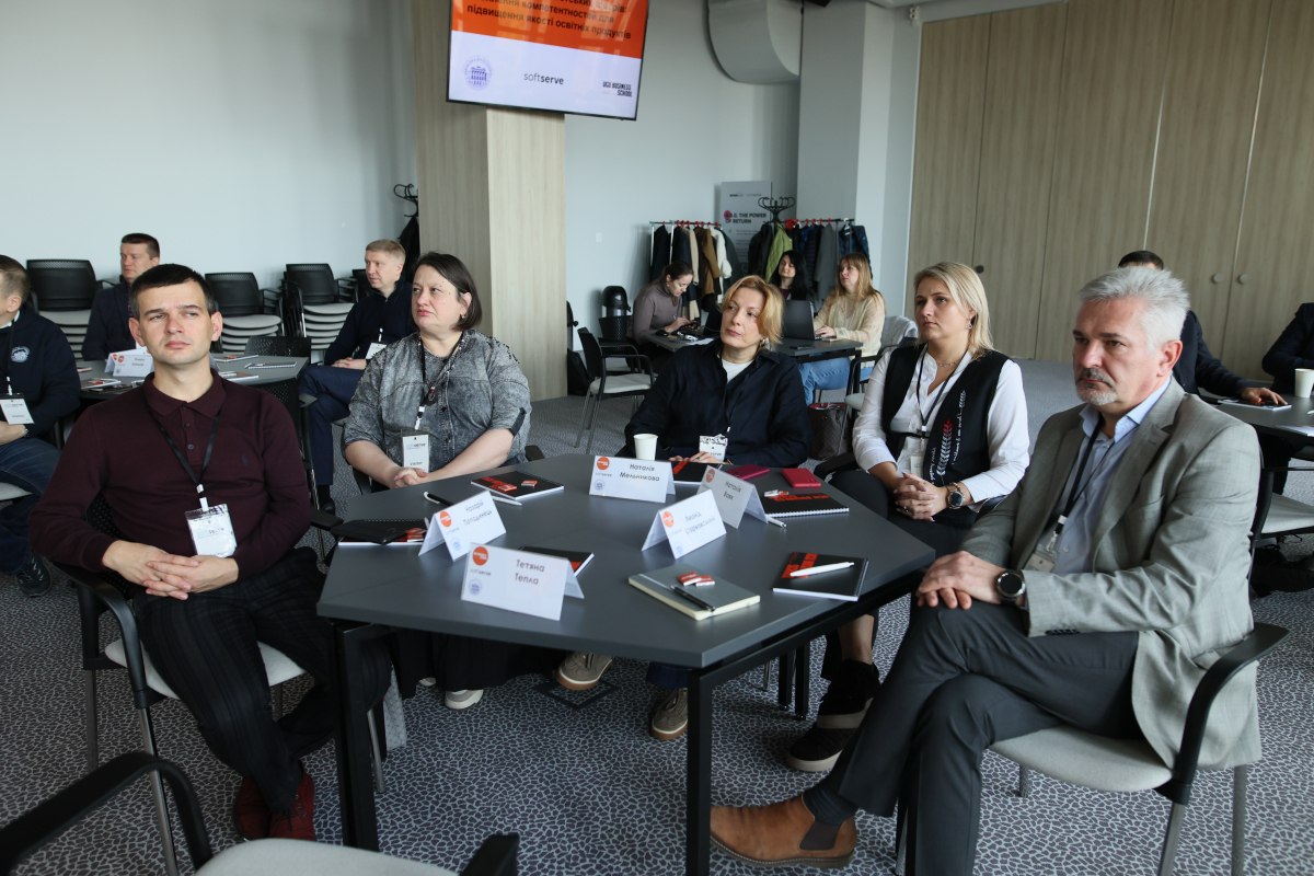 Фото із заходу