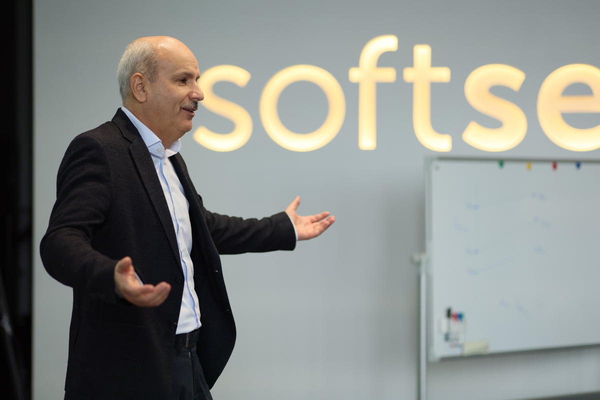 Фото із заходу