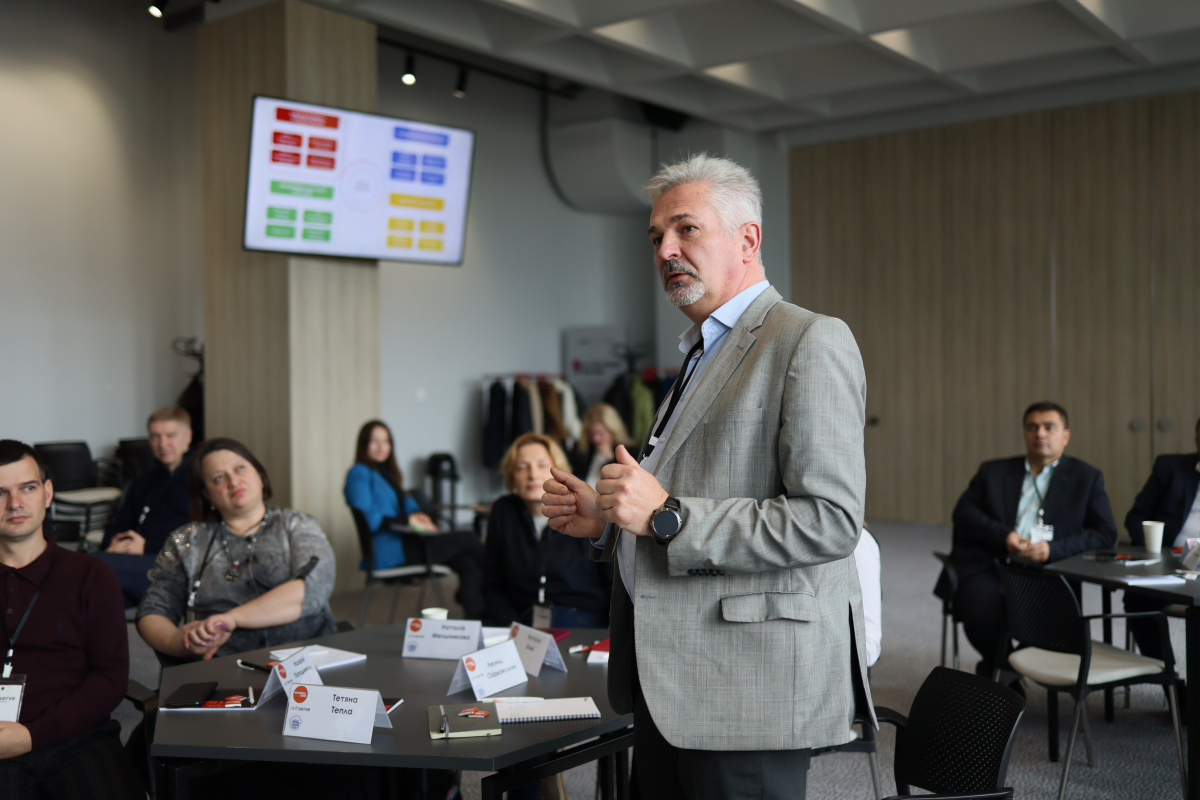 Фото із заходу