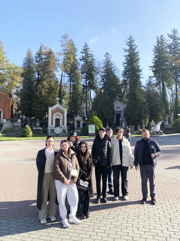 Фото із заходу