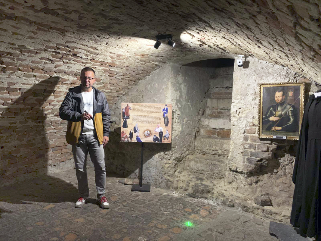 Фото із заходу