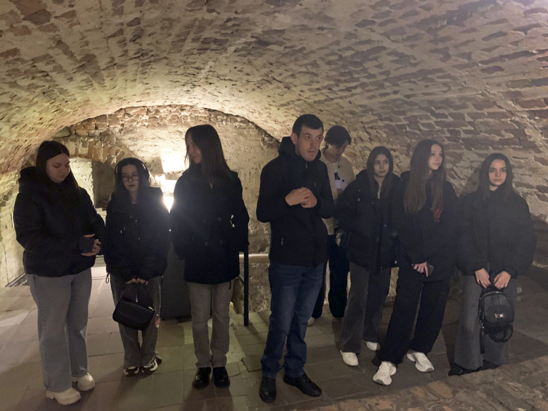 Фото із заходу