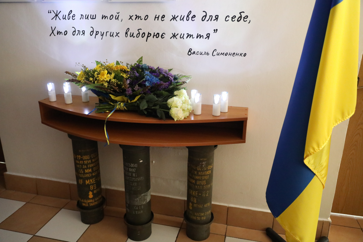 Фото з відкриття меморіальної стіни