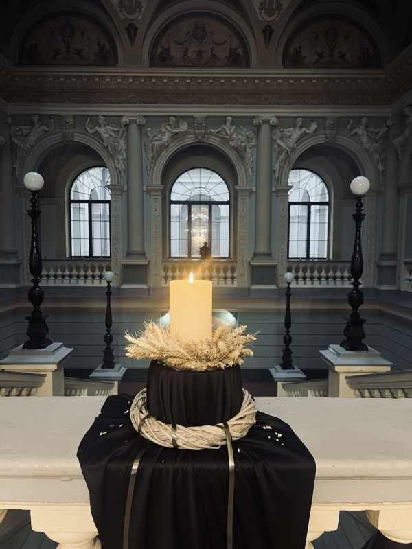 Фото із заходу