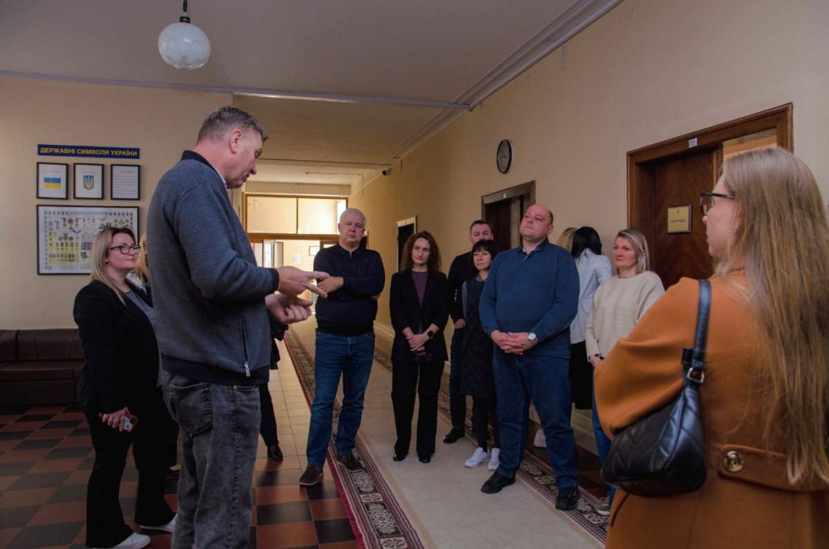 Фото із заходу