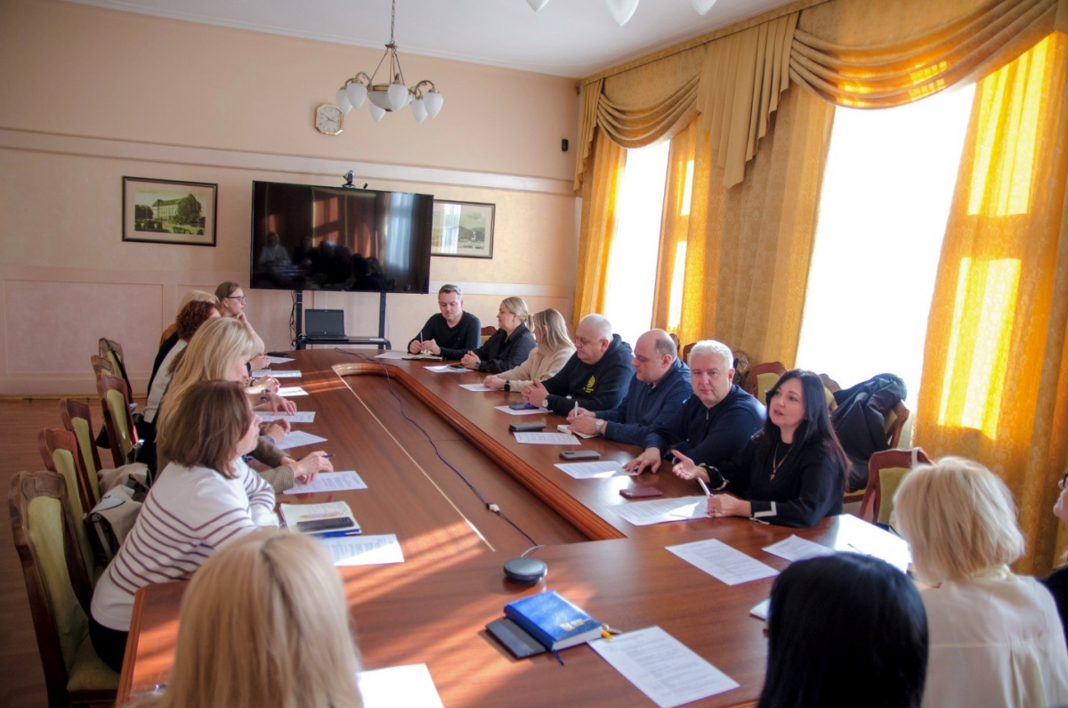 Фото із заходу