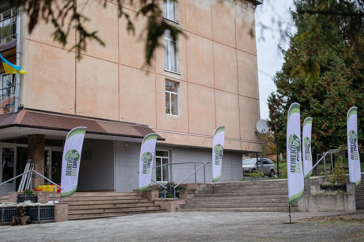 Фото із заходу