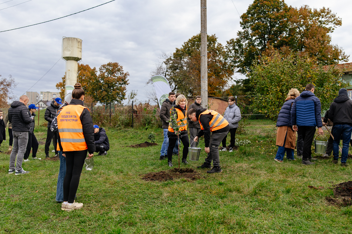 Фото із заходу