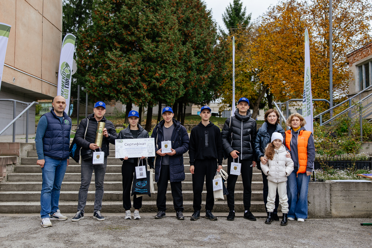 Фото із заходу