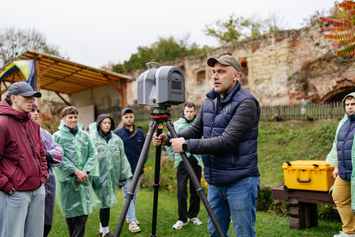 Фото із заходу