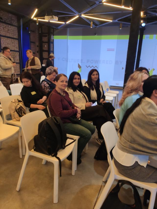 Фото із заходу