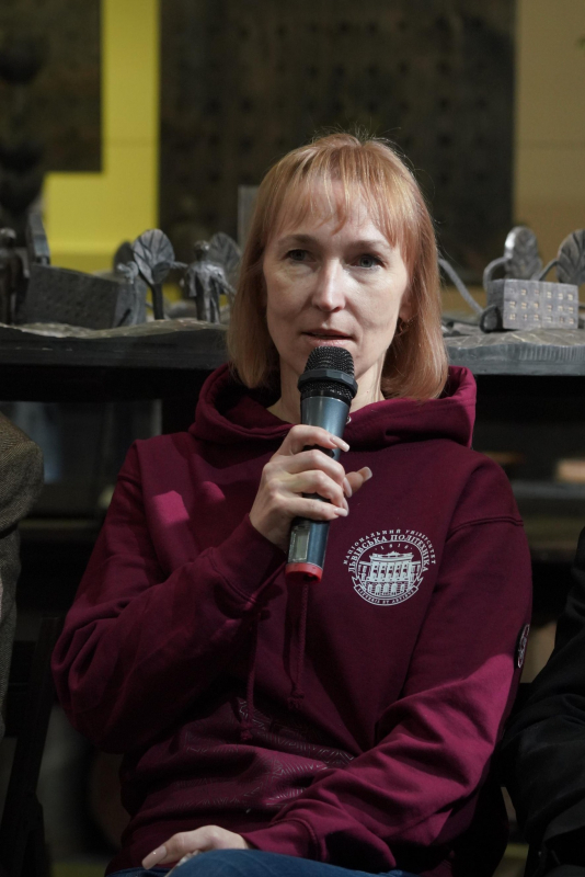 Фото із заходу