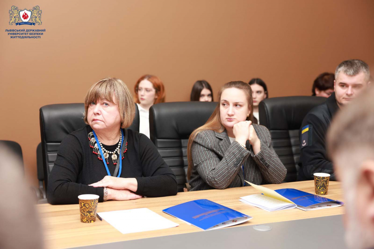 Фото із заходу