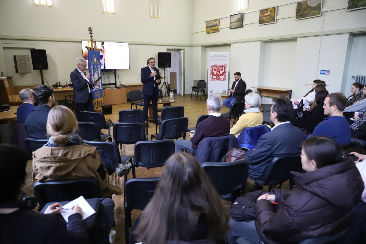 Фото із заходу в НТБ