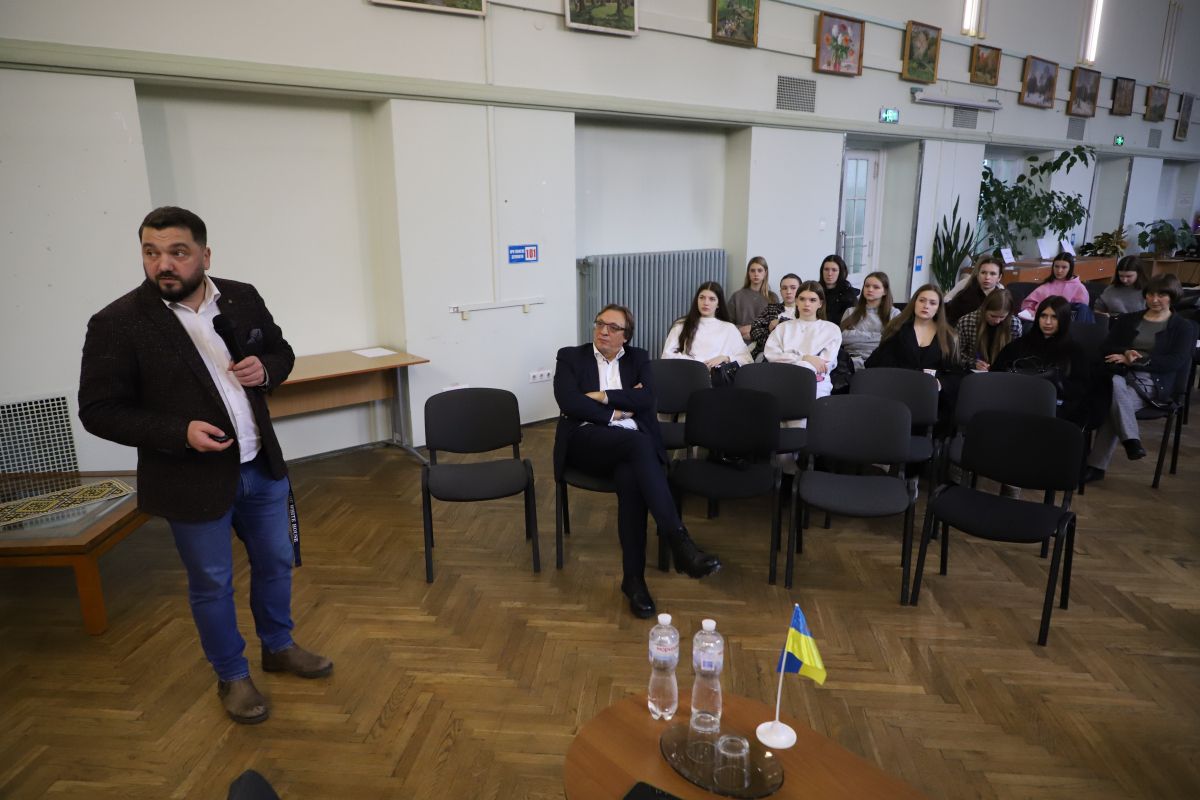 Фото із заходу в НТБ