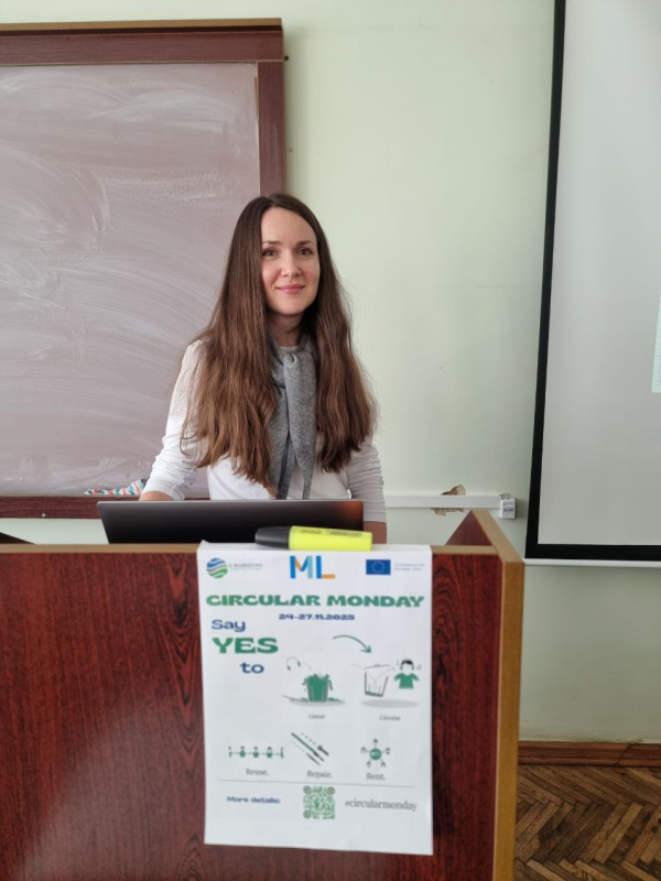 Фото із заходу