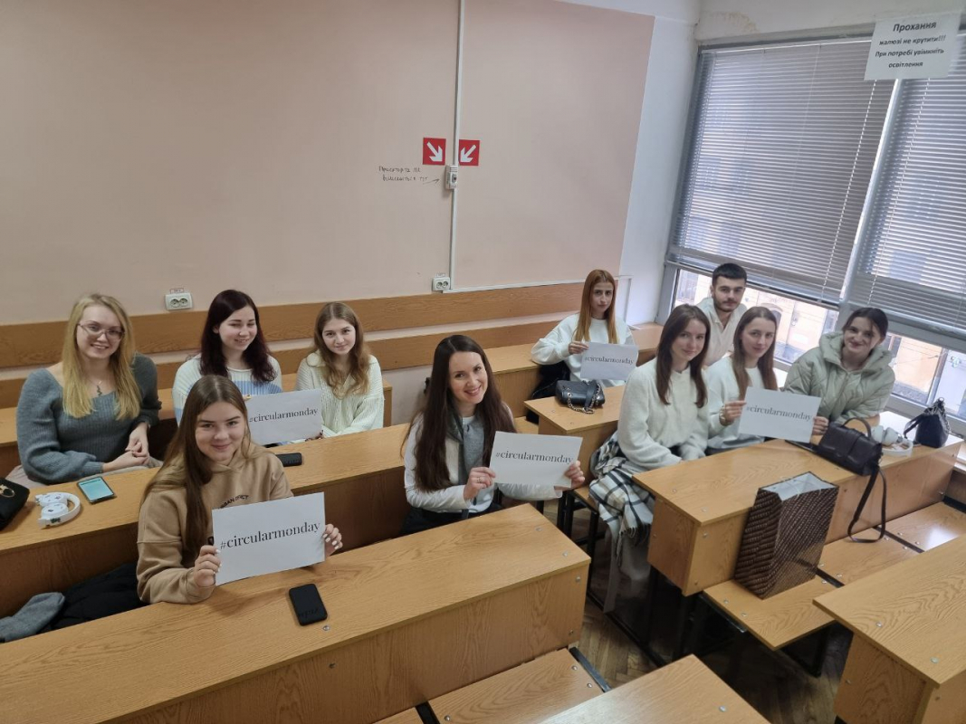 Фото із заходу