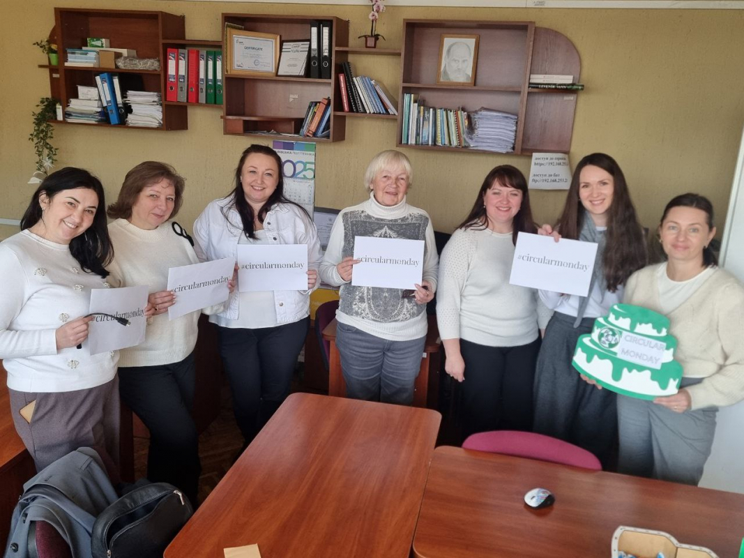 Фото із заходу