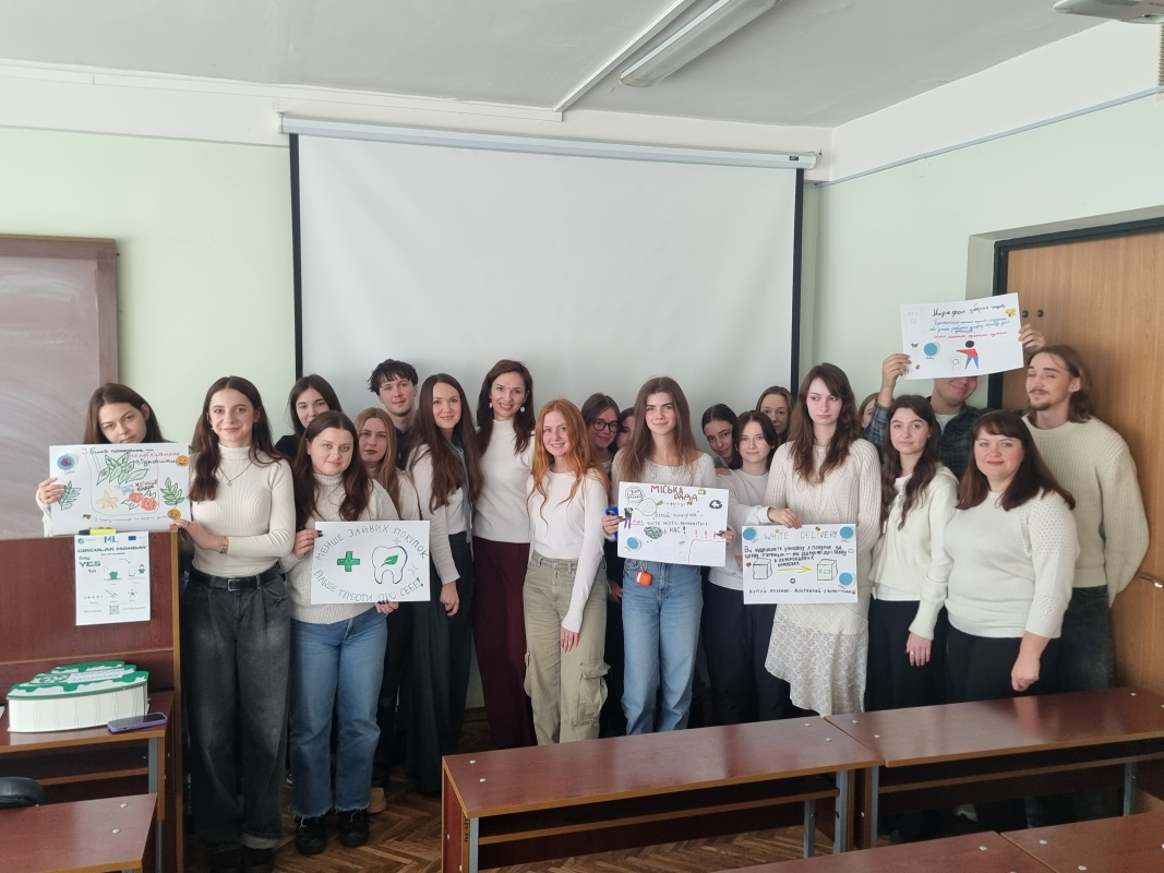 Фото із заходу