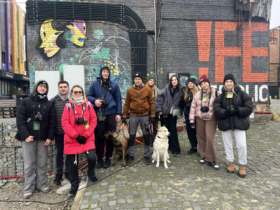 Фото із заходу