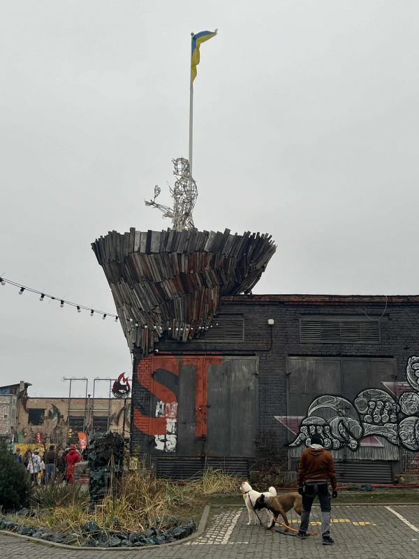 Фото із заходу