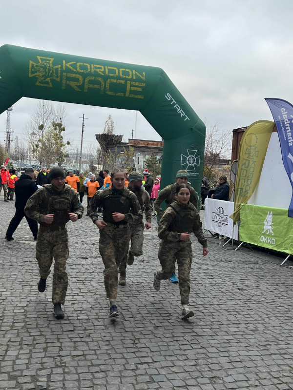 Фото із заходу