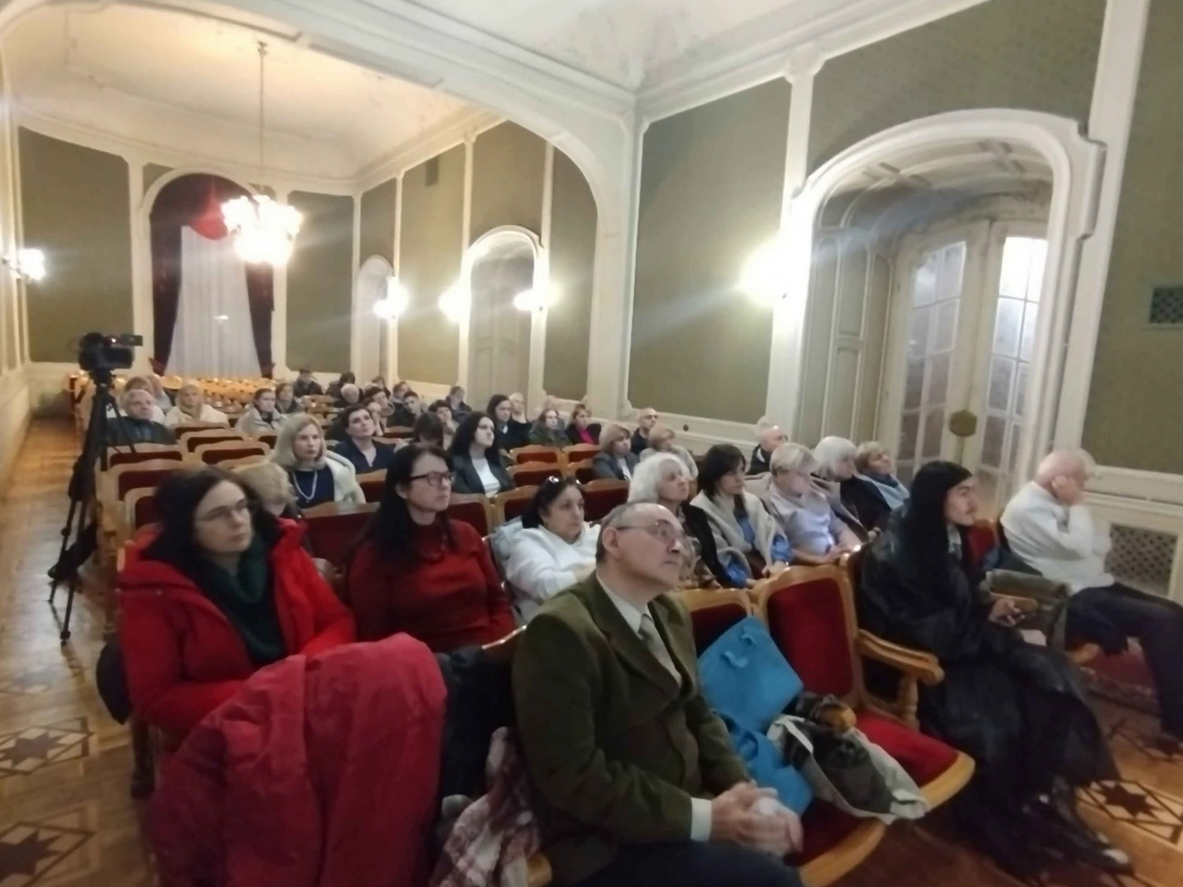 Фото із заходу