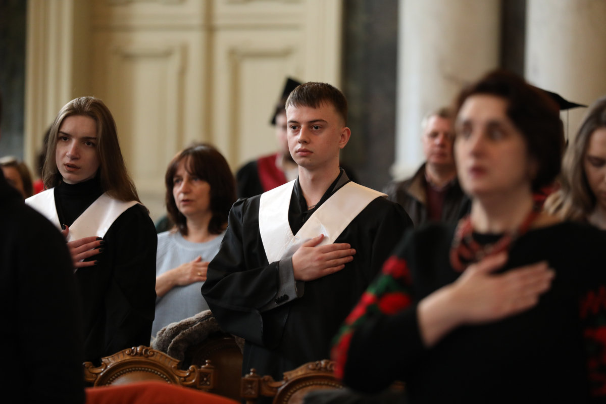 Фото із вручення дипломів