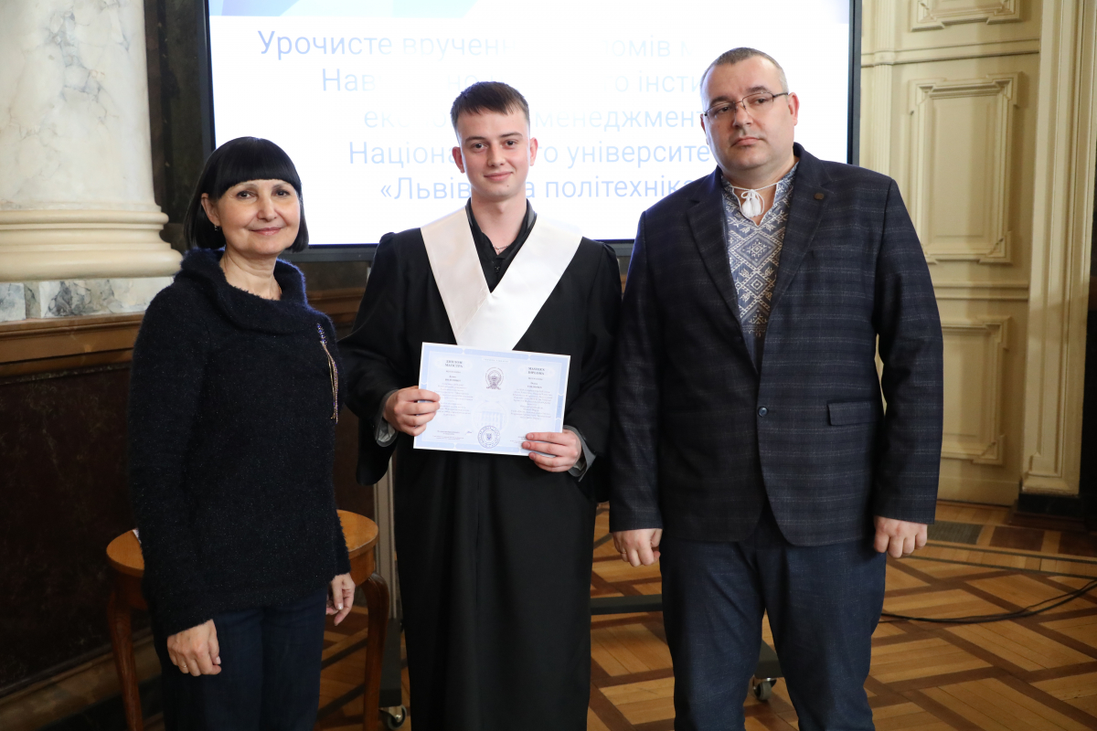 Фото із вручення дипломів