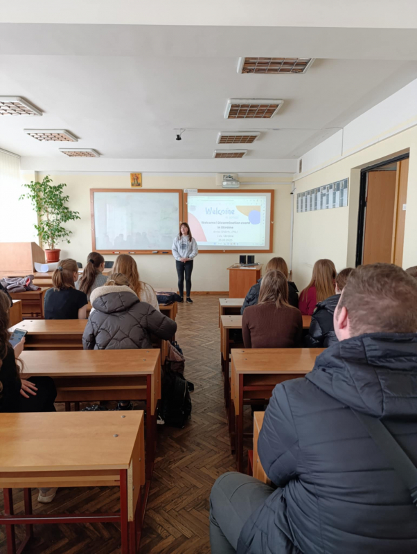 Фото із заходу