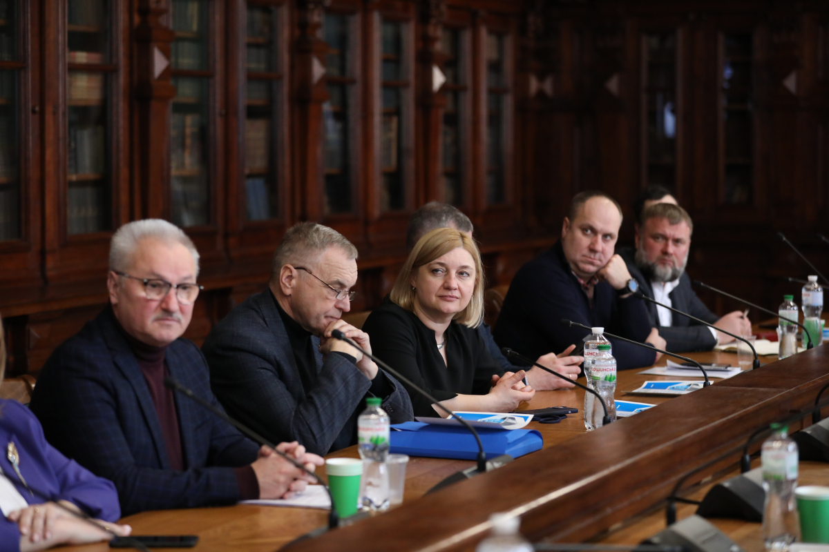 Фото із круглого столу