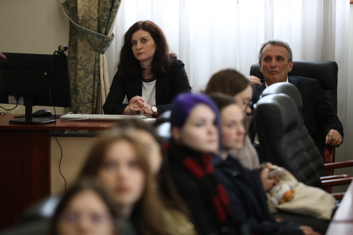 Фото із заходу