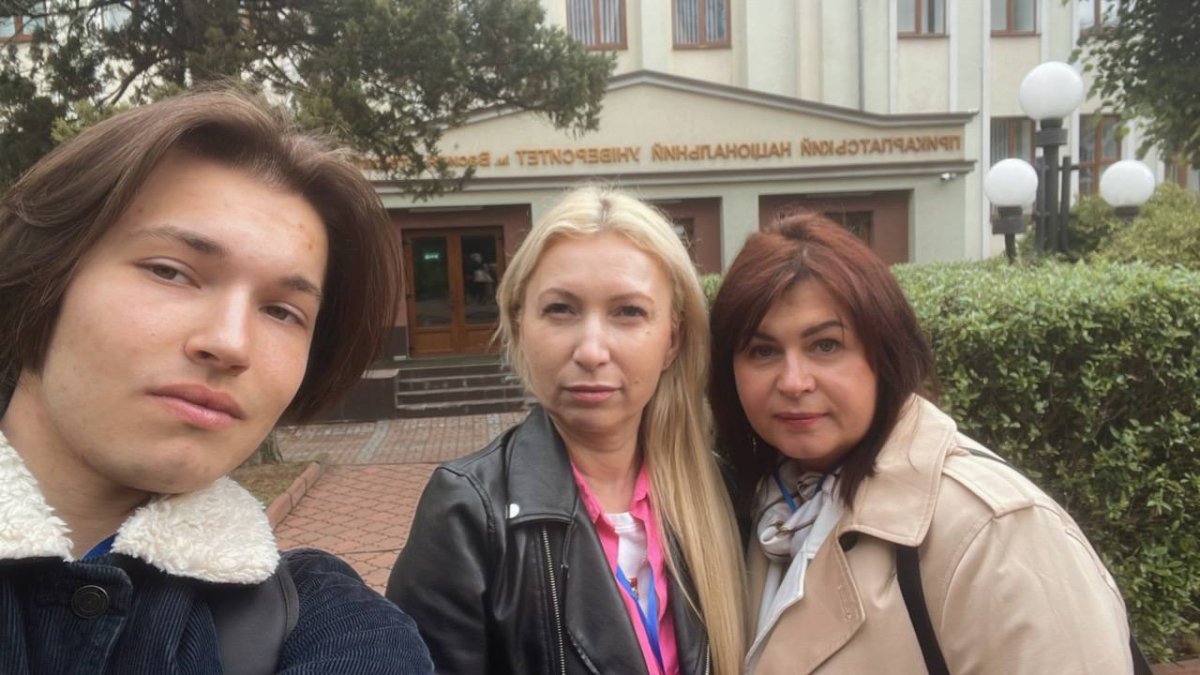 Фото із заходу