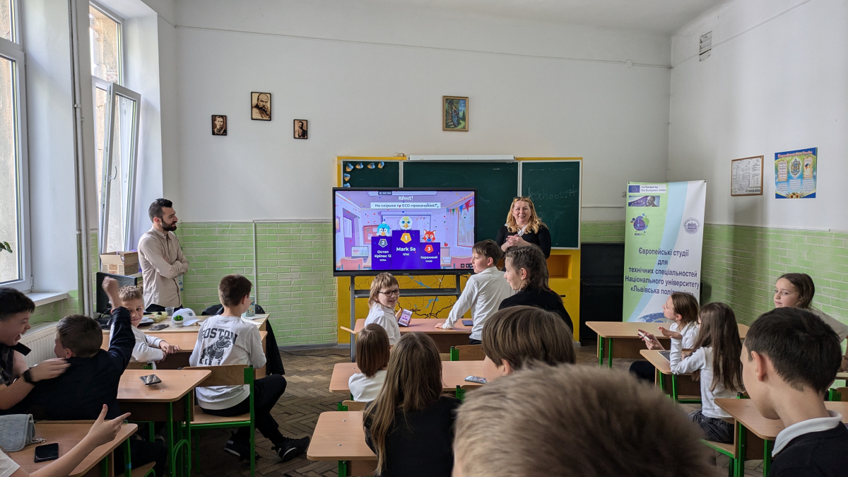 Фото із заходу
