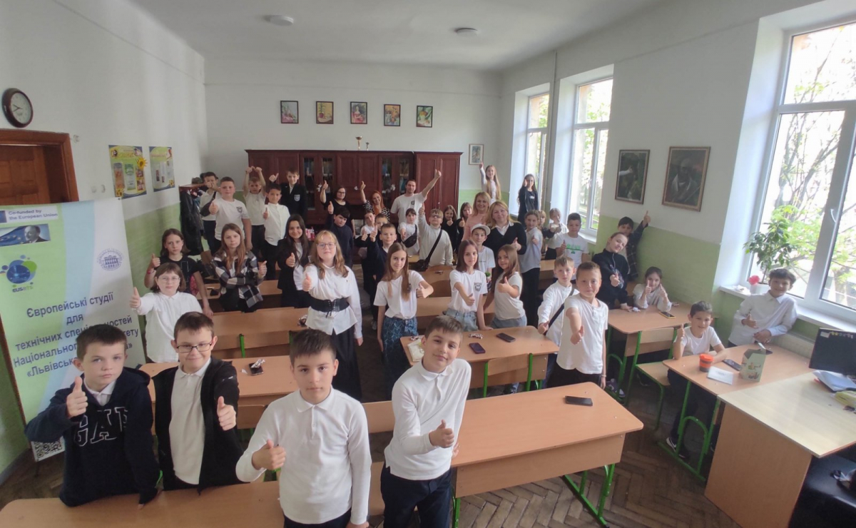 Фото із заходу