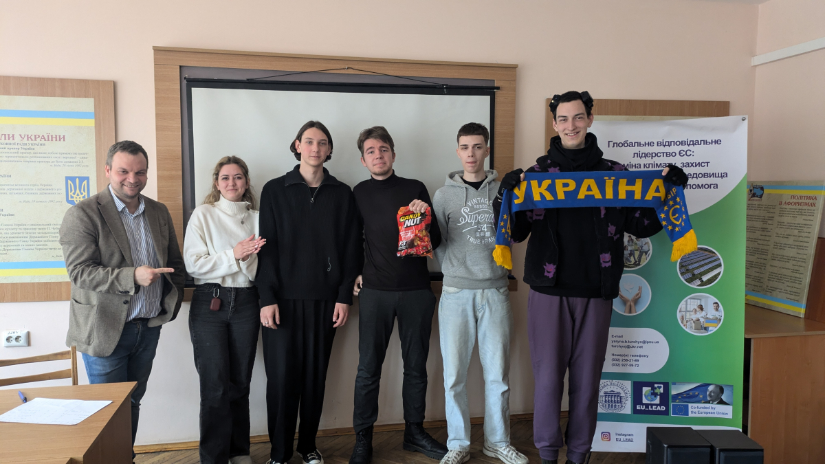 Фото із заходу