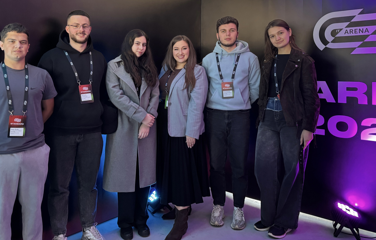 Фото із заходу