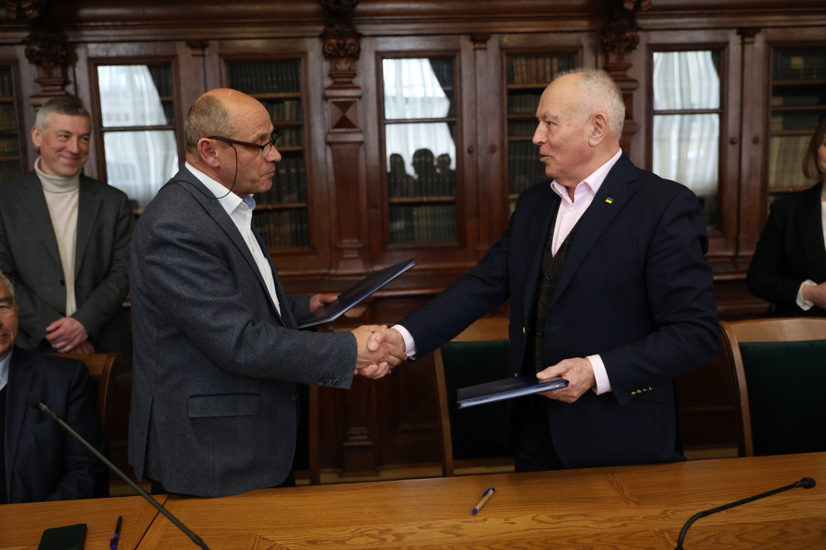 Фото з підписання меморандуму про співпрацю