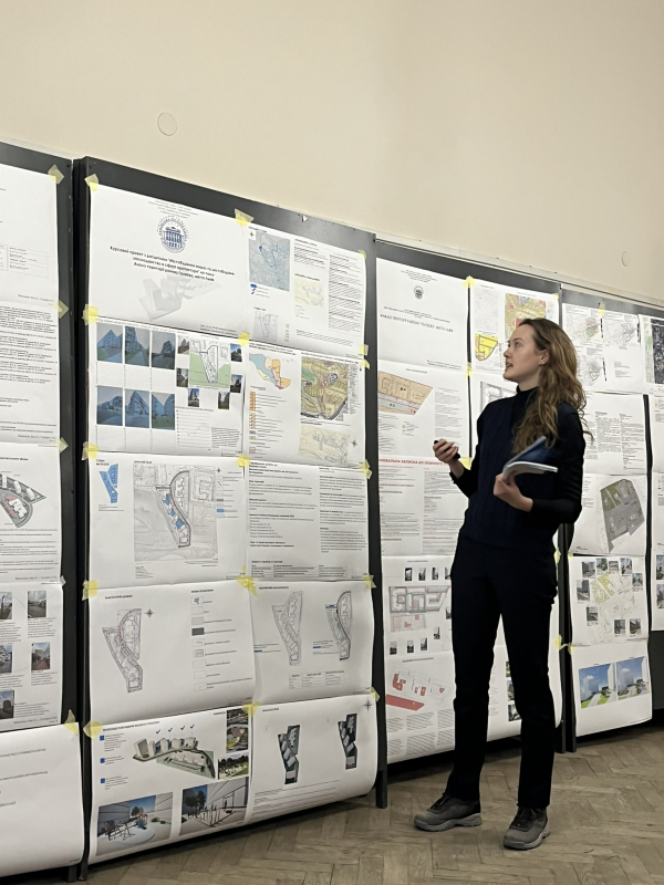 Фото із заходу