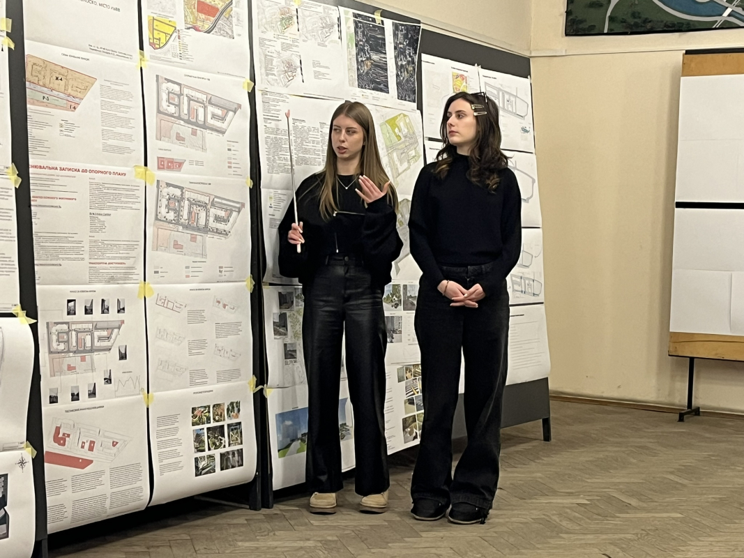 Фото із заходу