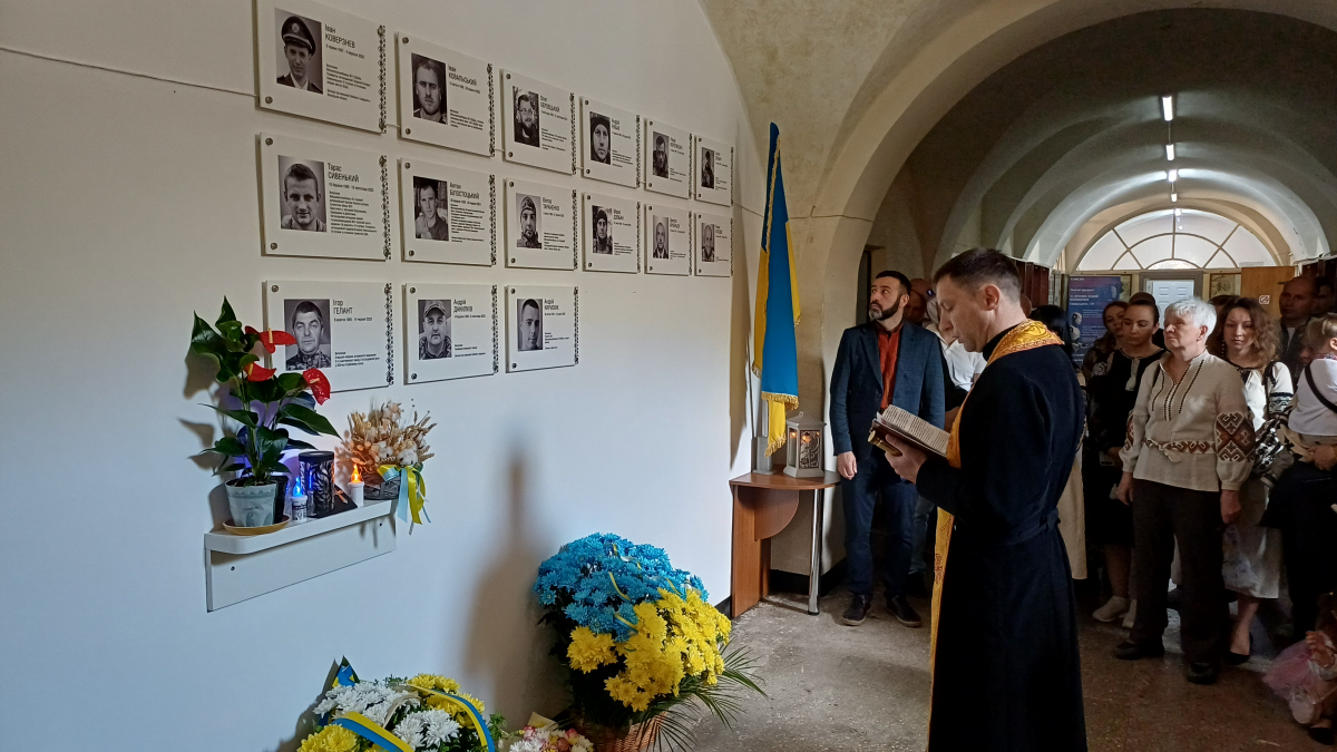 Фото з відкриття меморіальної таблиці