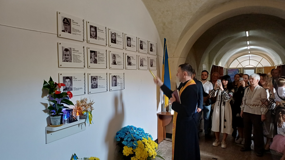 Фото з відкриття меморіальної таблиці