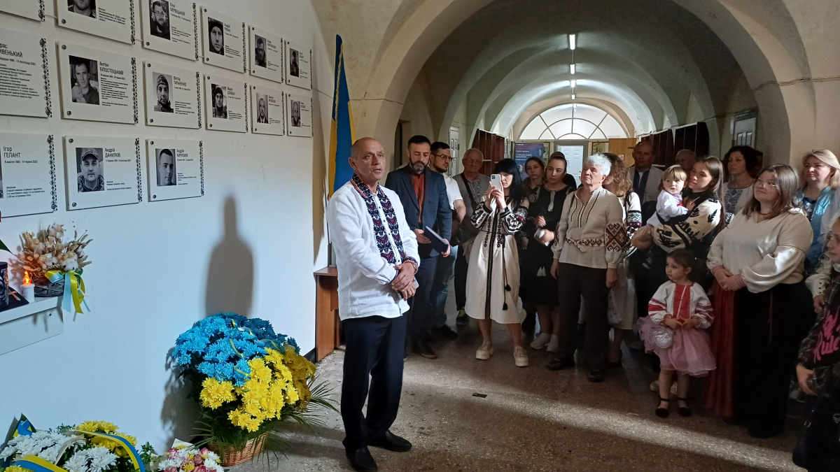 Фото з відкриття меморіальної таблиці