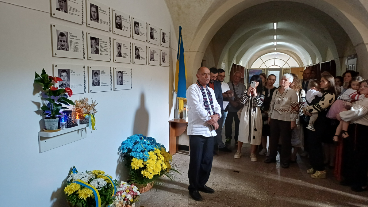 Фото з відкриття меморіальної таблиці